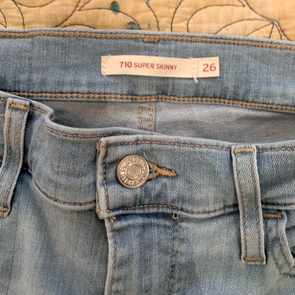 🩷LEVI’S🩷710 SUPER SKINNY LIGHT WASH DENIM. FACTORY DISTRESSED. - Picture 3 of 7